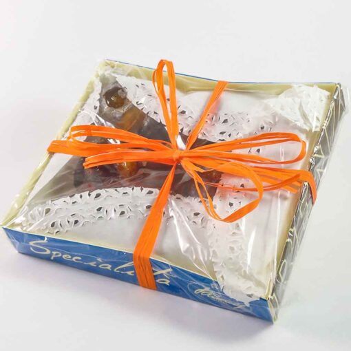 Prodotti artigianali. Canditi di mandarini della piana di Sibari ricoperti di cioccolato nella loro elegante confezione natalizia.
