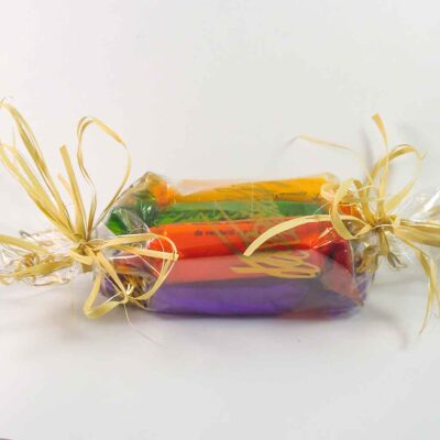 Sacchetto trasparente contenente torroncini torrefatti incartati come caramelle con incarti colorati