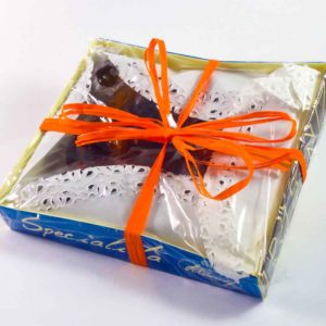 Prodotti artigianali. Canditi di Clementine di Calabria, le più dolci,ricoperti di cioccolato nella loro elegante confezione natalizia.